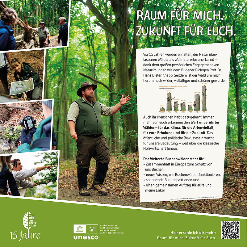 Das Bild zeigt eine Gruppe von Menschen im Wald, die sich aktiv mit der Natur auseinandersetzen. Ein Mann erklärt etwas, während andere zuhören und Geräte benutzen. Im Hintergrund sind grüne Bäume sichtbar, die die Naturschönheit der Umgebung betonen. Textinformationen heben die Bedeutung von Wäldern hervor.