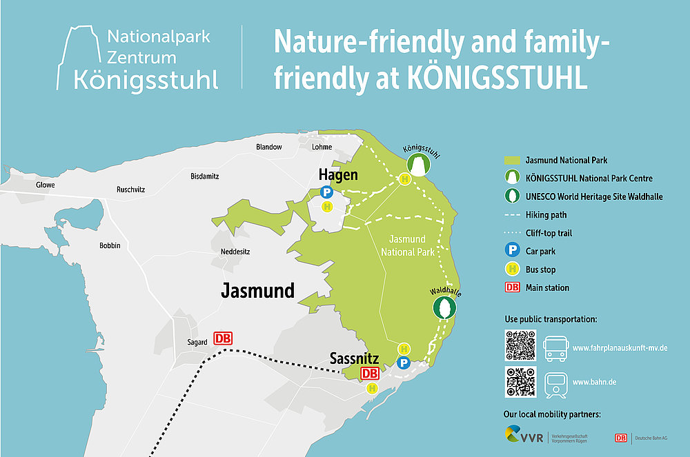 Karte des Nationalparks Zentrum Königsstuhl mit den wichtigsten Orten wie Jasmund, Hagen und Sassnitz. Hinweise auf öffentliche Verkehrsmittel, Aktivitäten für Familien und Naturfreunde sowie den UNESCO-Weltkulturerbe-Status des Gebiets.